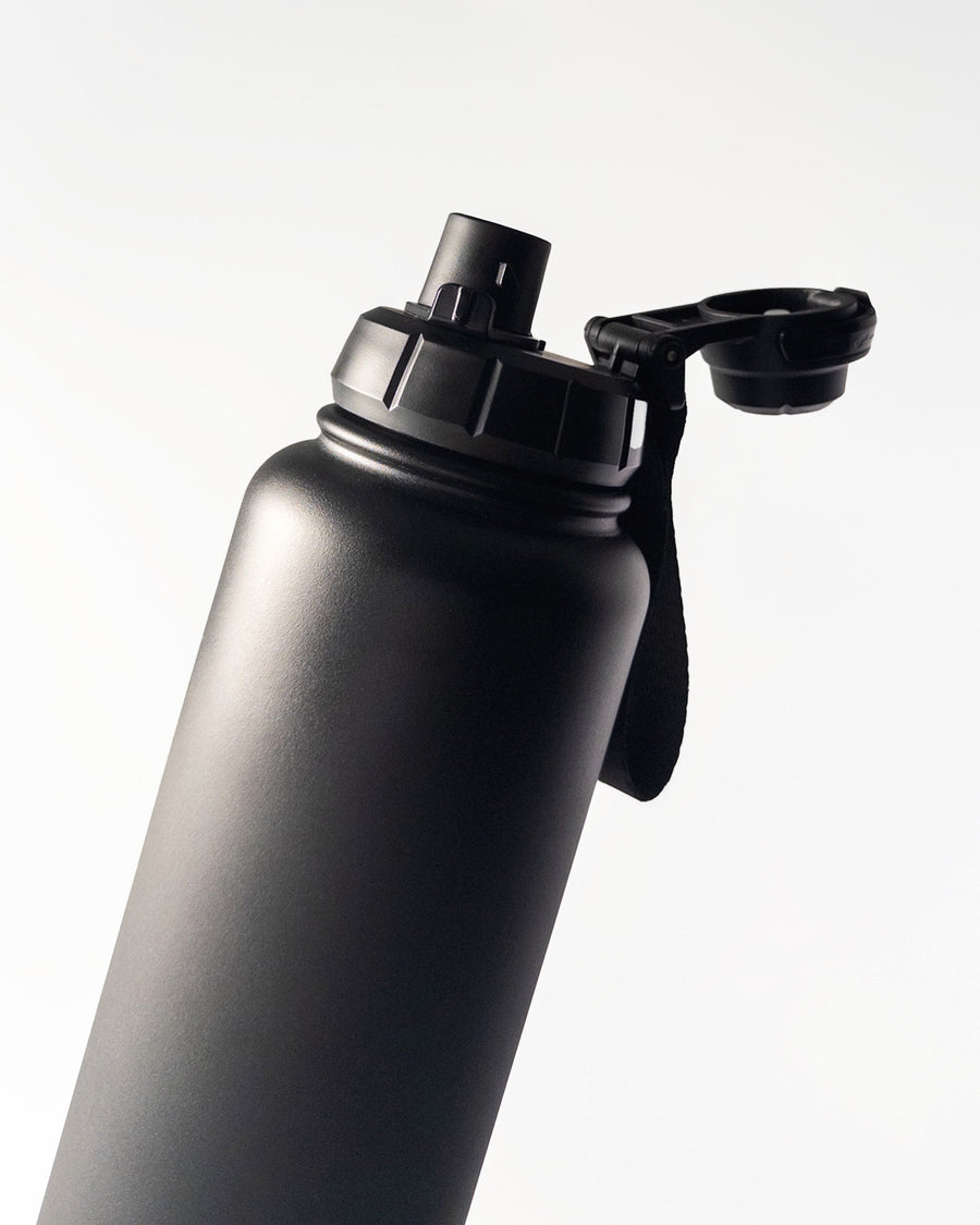 Schwarze FLOW Trinkflasche von Stainflow mit 1200ml Fassungsvermögen, aus robustem Kunststoff, ideal für unterwegs.