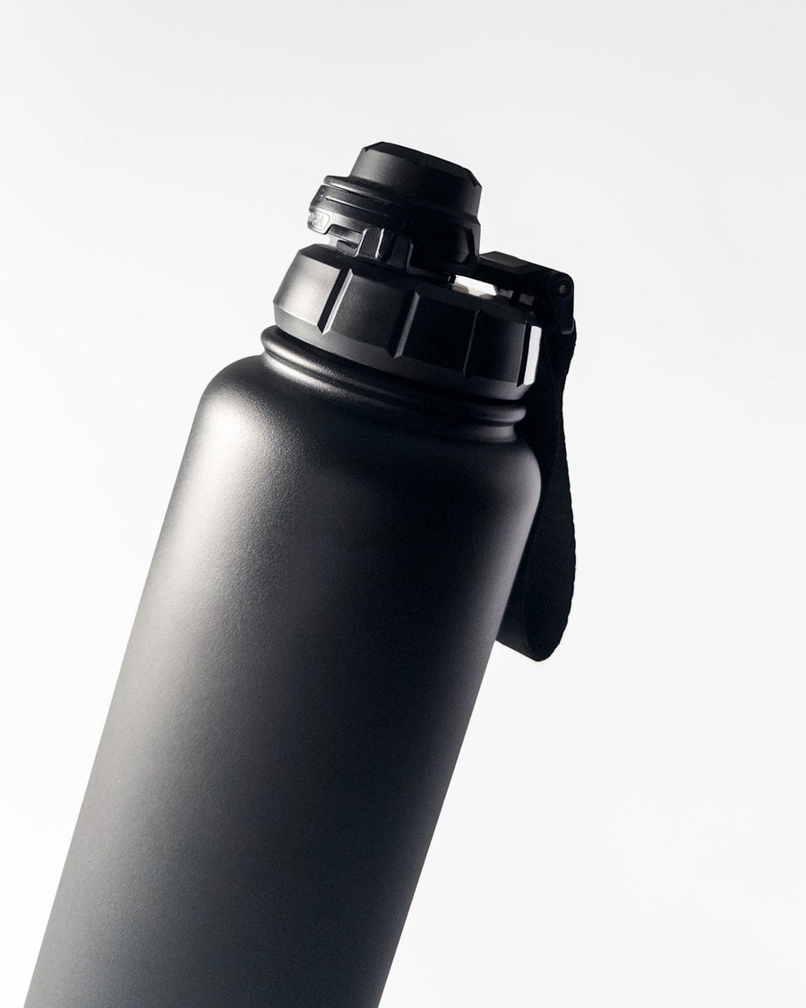 Schwarze FLOW Trinkflasche von Stainflow mit 1200ml Fassungsvermögen, aus robustem Kunststoff, mit Schraubverschluss.