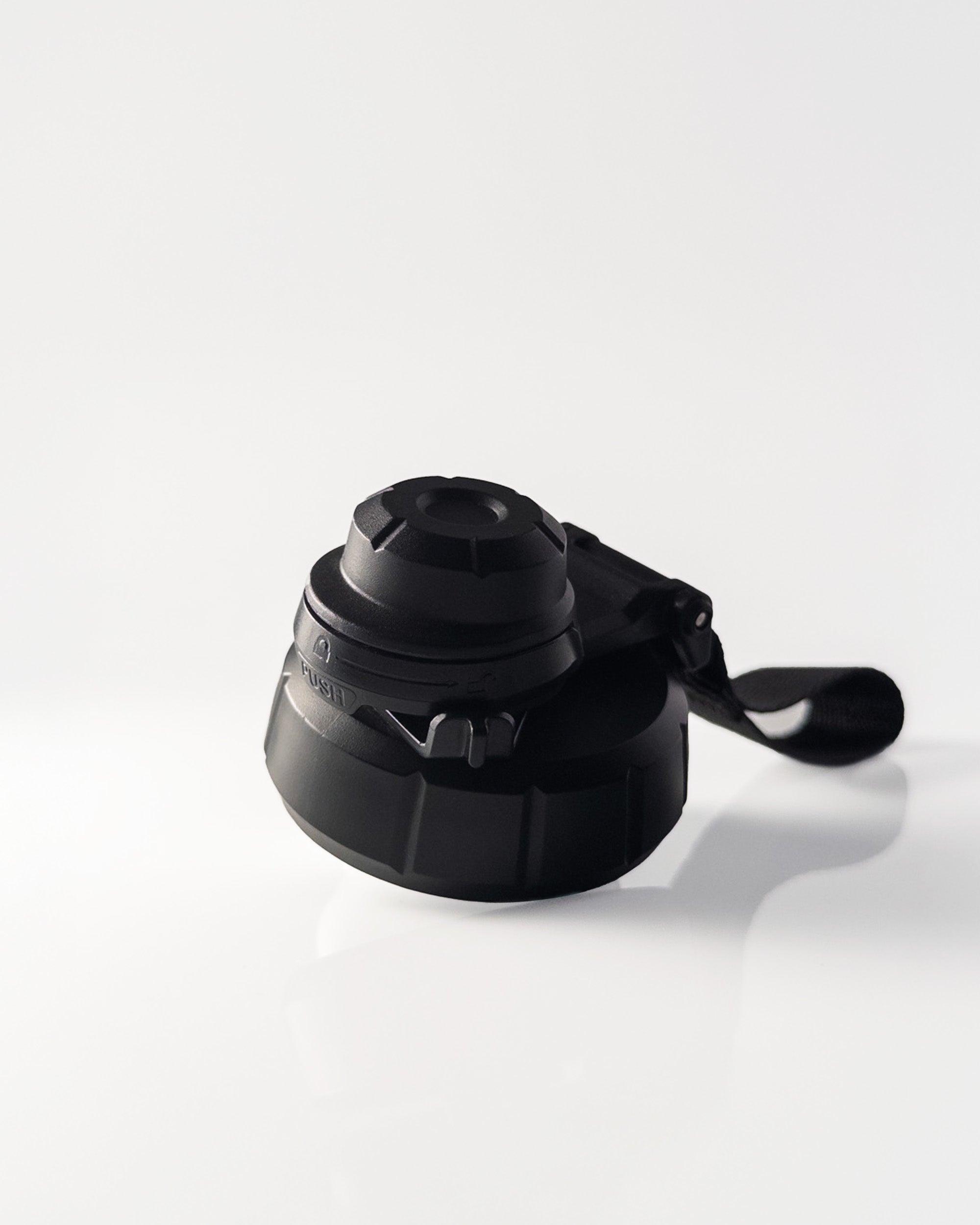 Schwarze FLOW Trinkflasche von Stainflow, 1200ml aus robustem Kunststoff, mit Schraubverschluss und praktischem Tragegriff.