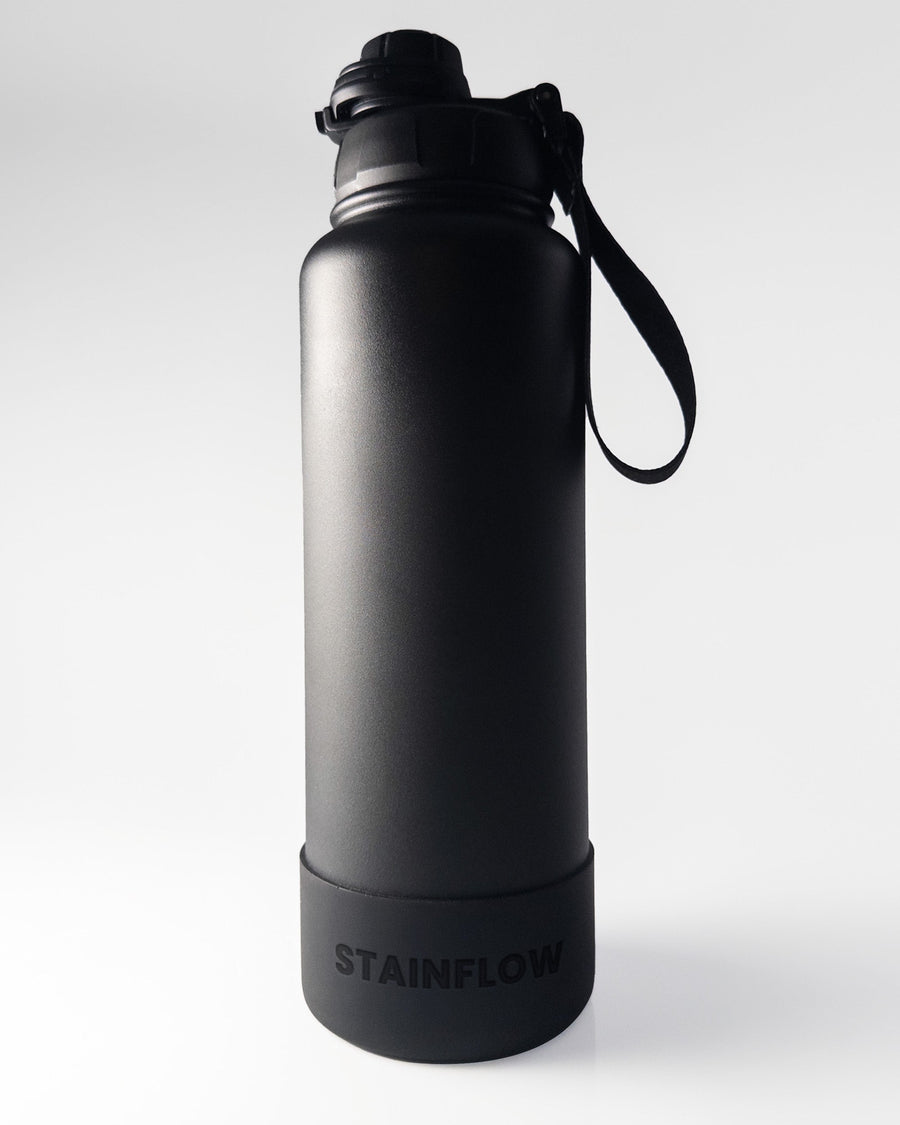 Schwarze FLOW Trinkflasche von Stainflow mit 650ml Fassungsvermögen, aus robustem Kunststoff, für unterwegs