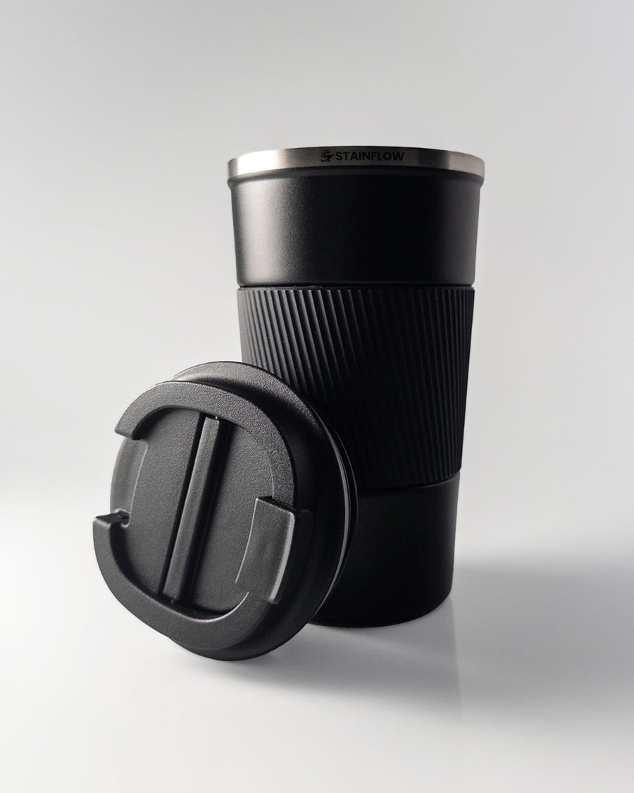 Schwarze FLOW Kaffeetasse von Stainflow auf weißem Hintergrund, elegante Keramik mit modernem Design