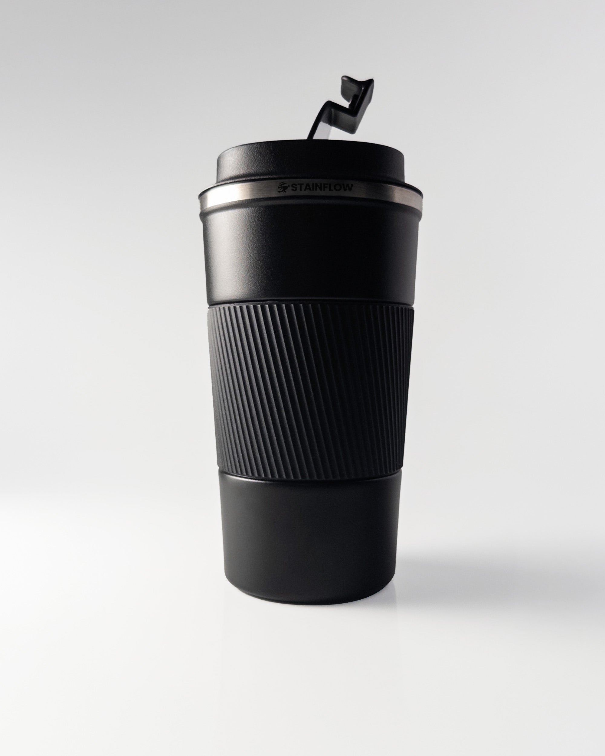 Schwarze FLOW Kaffeetasse von Stainflow, stilvolle Keramik mit elegantem Design, auf weißem Hintergrund.