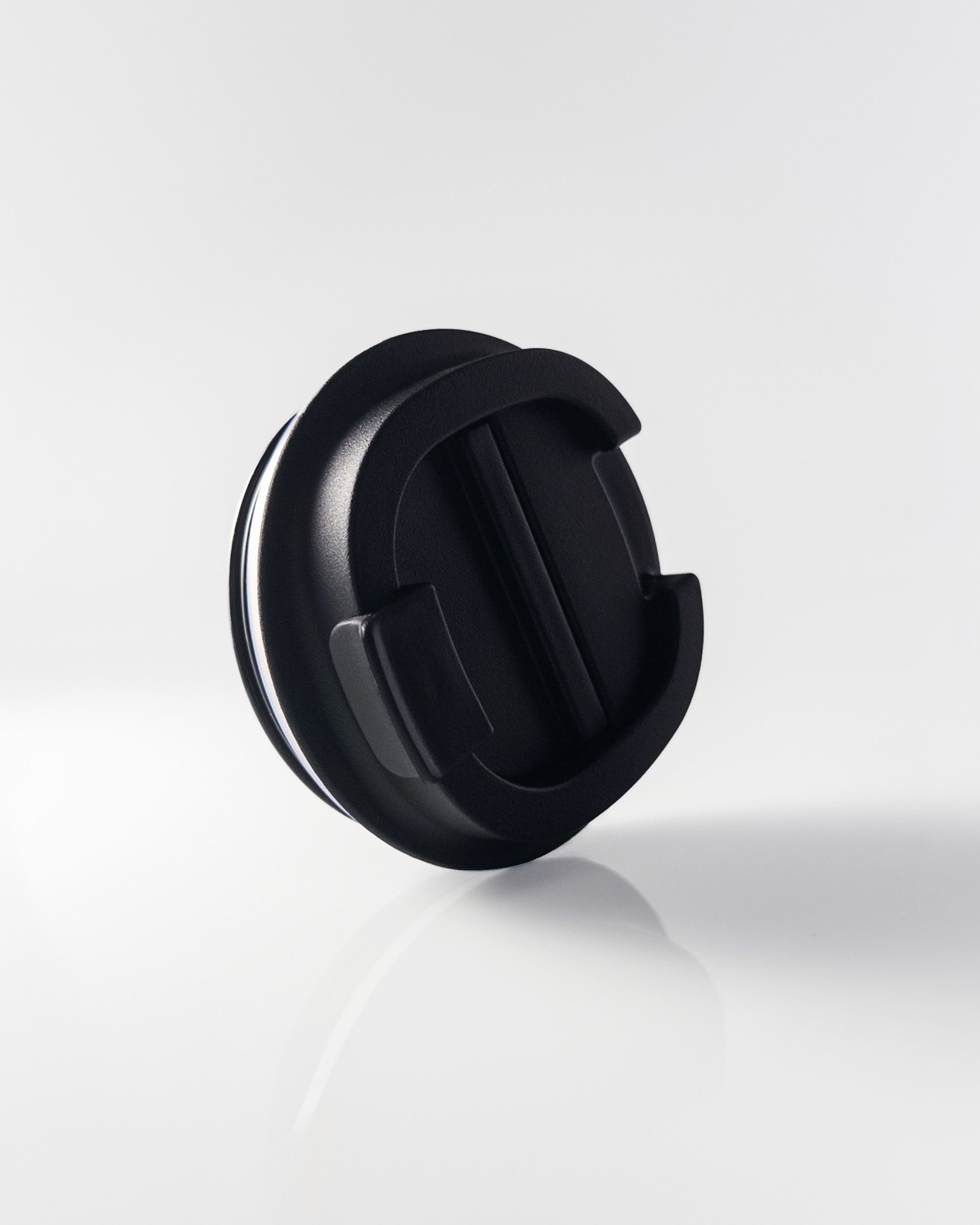 Personalisierter FLOW-Becher von Stainflow mit individuellem Design, aus Keramik, mit buntem Muster und Griff.