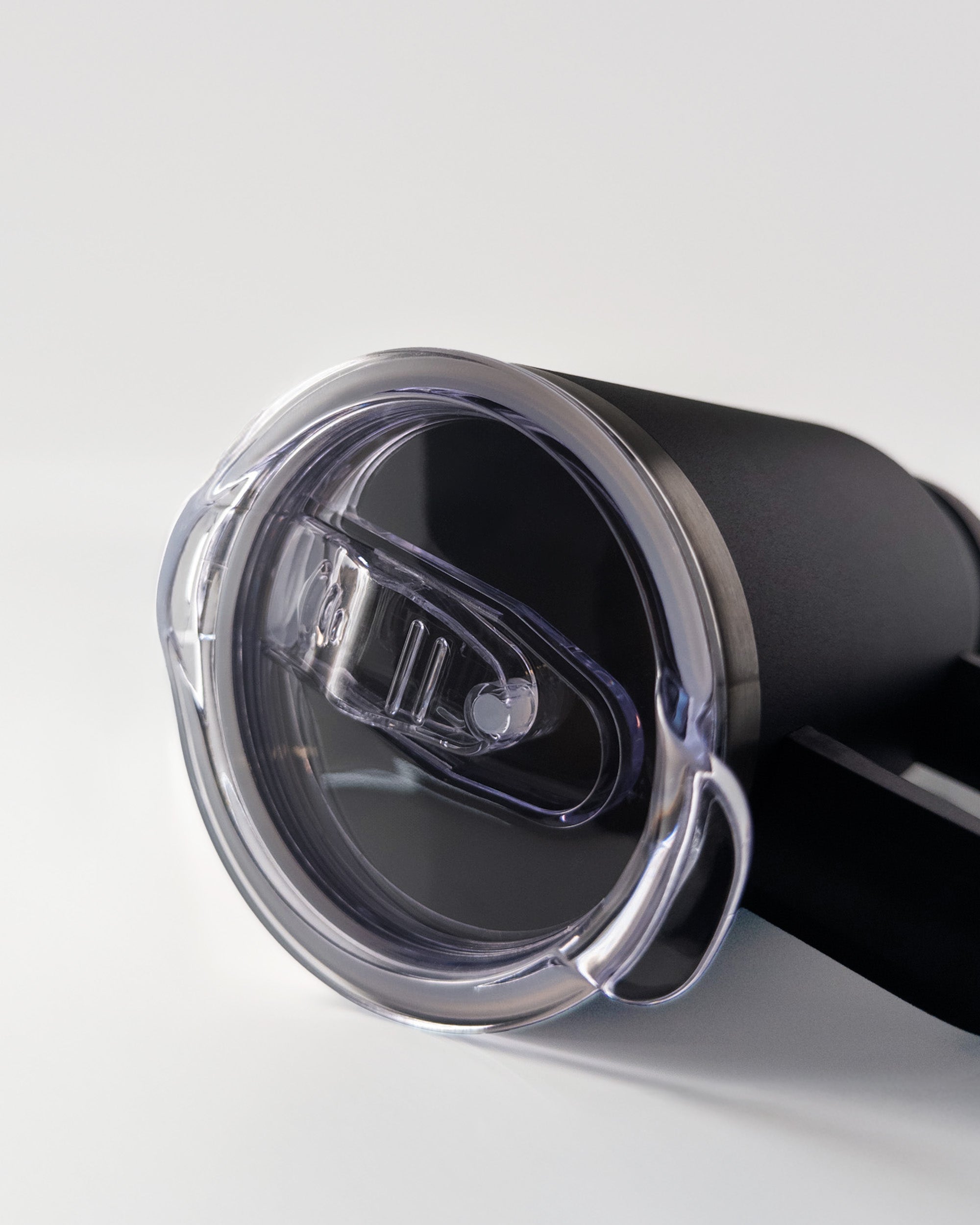 Stainflow FLOW Thermobecher in Schwarz, isolierter Trinkbecher aus Edelstahl mit Schraubverschluss.