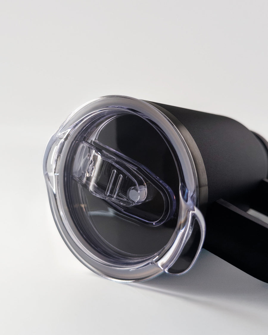 Stainflow FLOW Thermobecher in Schwarz, isolierter Trinkbecher aus Edelstahl mit Schraubverschluss.